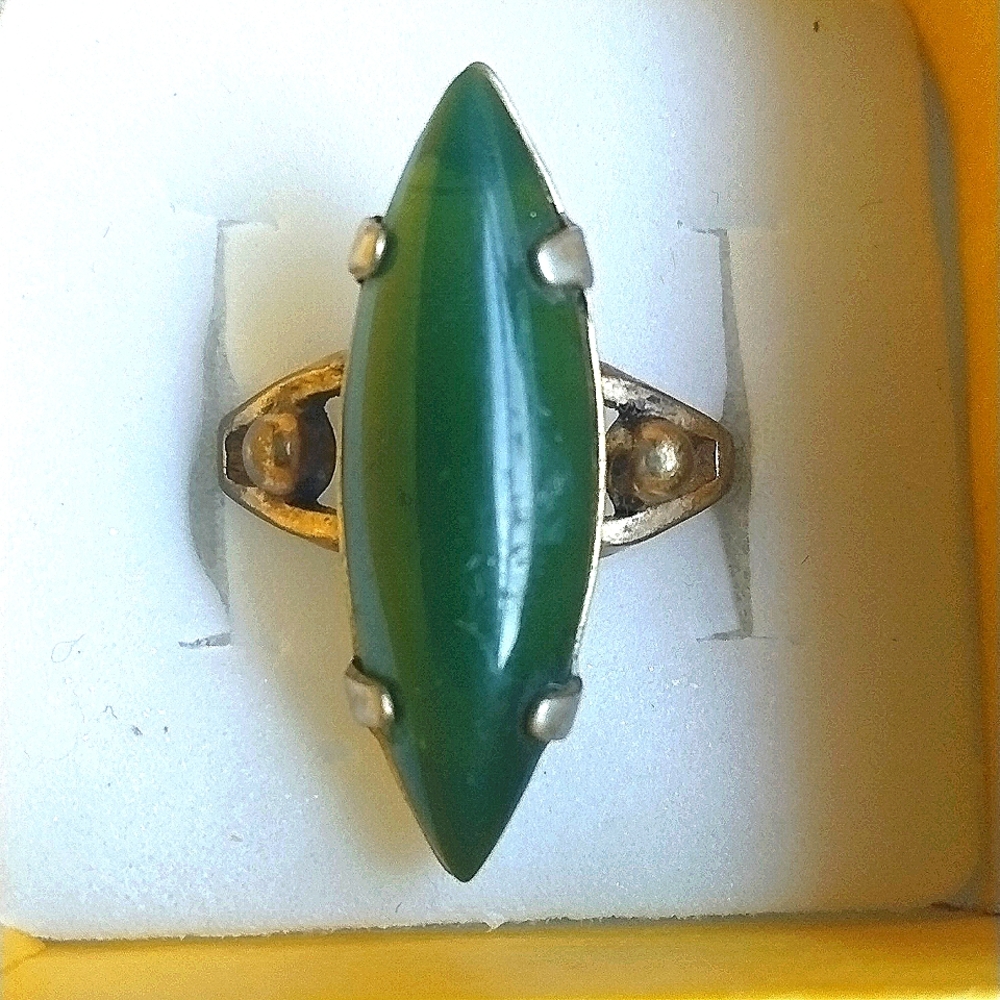 JADE 18k HGF Size 6 Ring Vintage Masterpiece, Unique Cut and Setting
